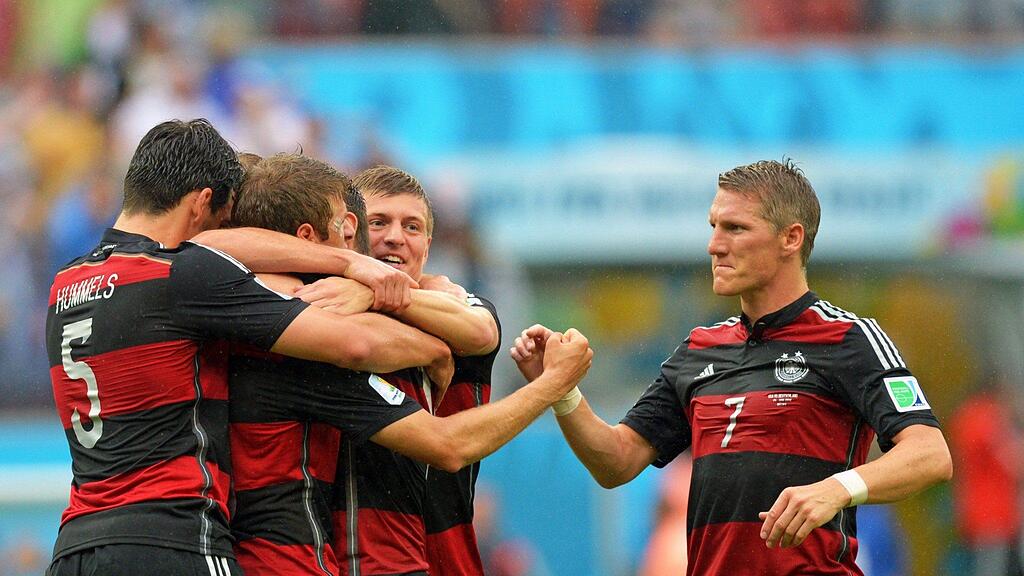 Die deutsche Elf jubelt über den Treffer von Mats Hummels.