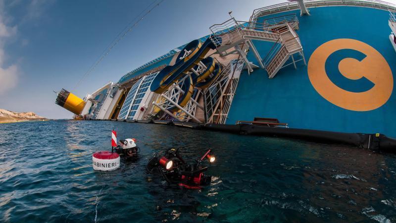 Taucher erkunden Wrack der Costa Concordia