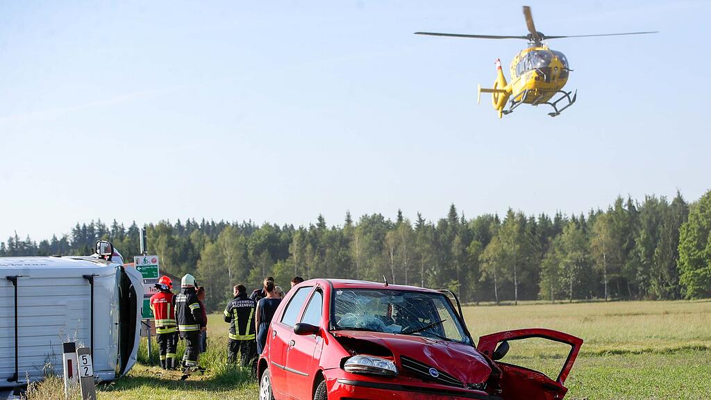 Der Unfall forderte drei Verletzte.