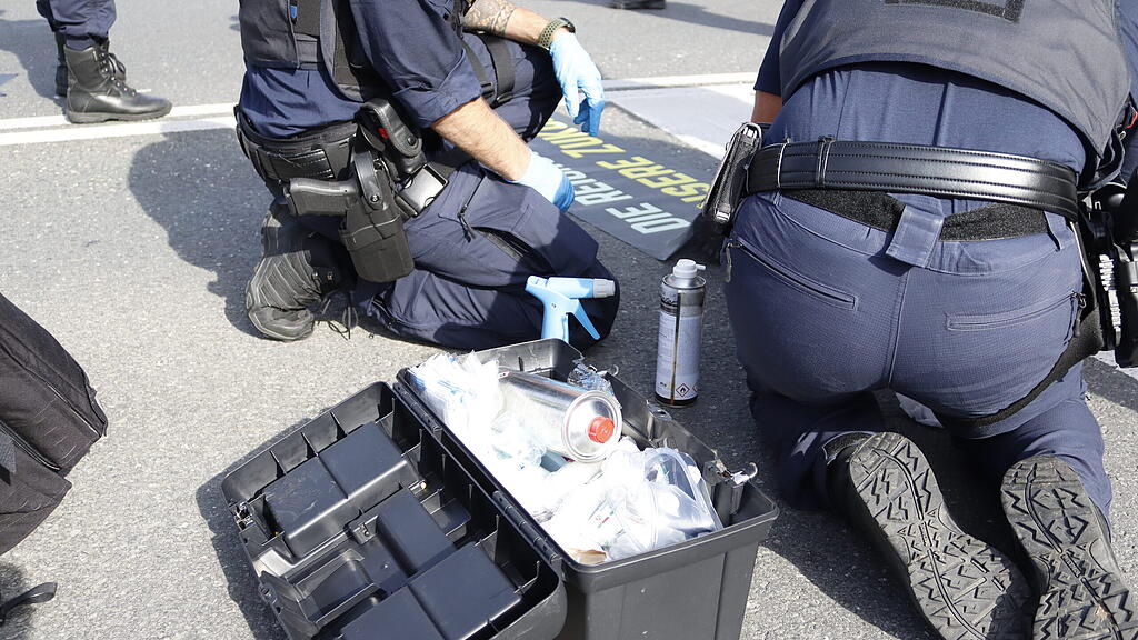 Polizei l\u00f6st Klebe-Aktion auf