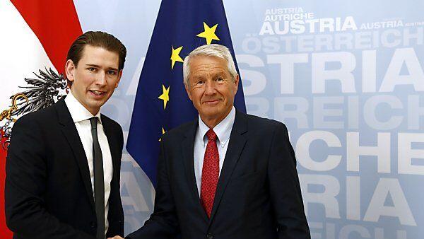 Jagland streut Österreich Rosen