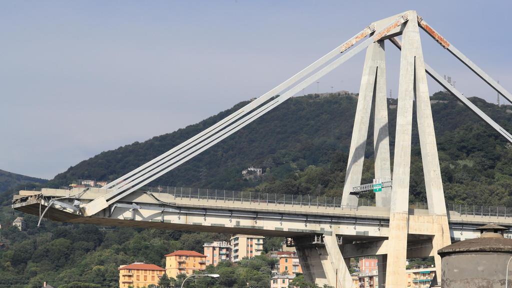 Autobahnbr\u00fccke st\u00fcrzt in Genua ein II