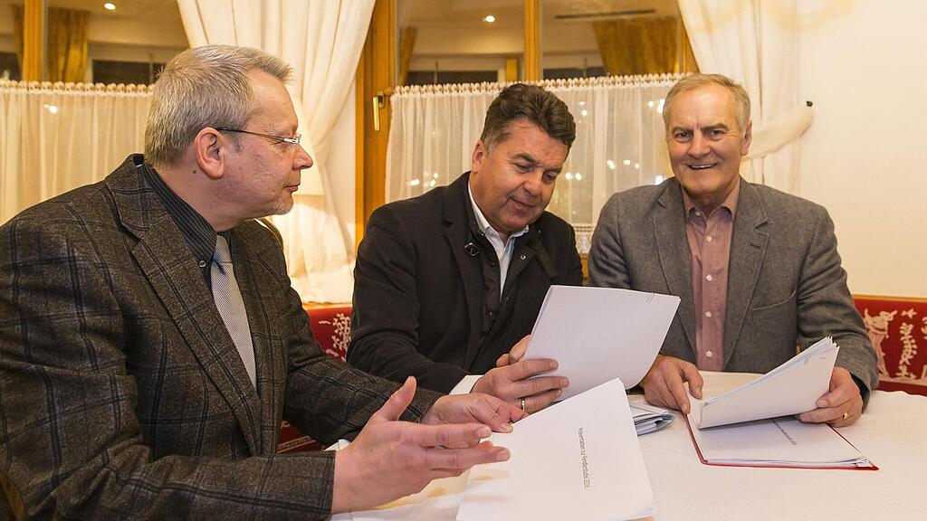 Im Bild (v.li.): Armin Mühlböck, Landesrat Hans Mayr, Franz Wenger, Bürgermeister von Taxenbach