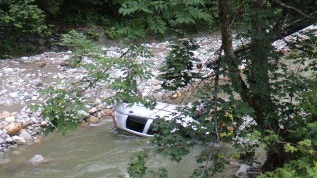 Hüttau: Pkw stürzt in Fritzbach