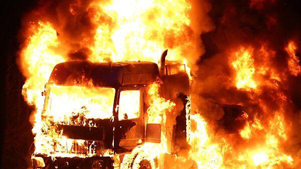 Im Motorraum des Lkw brach das Feuer aus