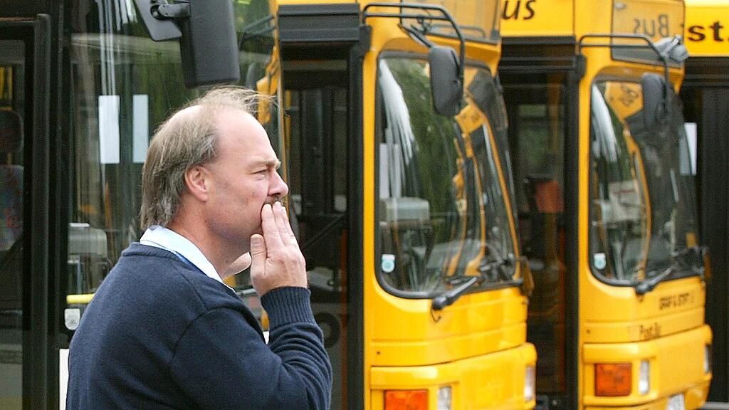 Der Fahrgast brach dem Postbuslenker das Kiefer.