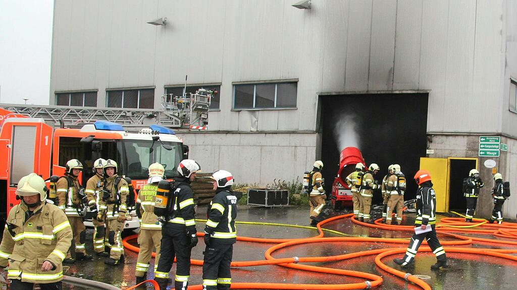 HANDOUT  BRAND IN LINZER MÜLLVERARBEITUNG SCHNEEKANONE IM LÖSCHEINSATZ =.jpg