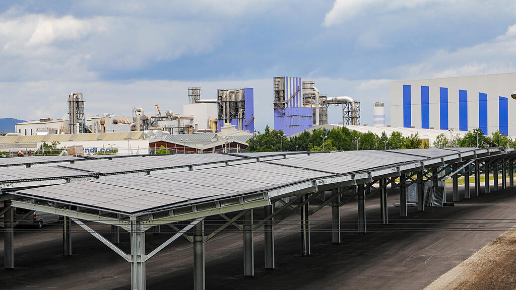 Photovoltaik-Carport-Anlage vor Red-Bull-Arena