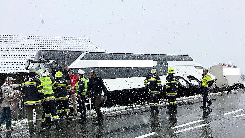Doppeldeckerbus in Kärnten verunglückt