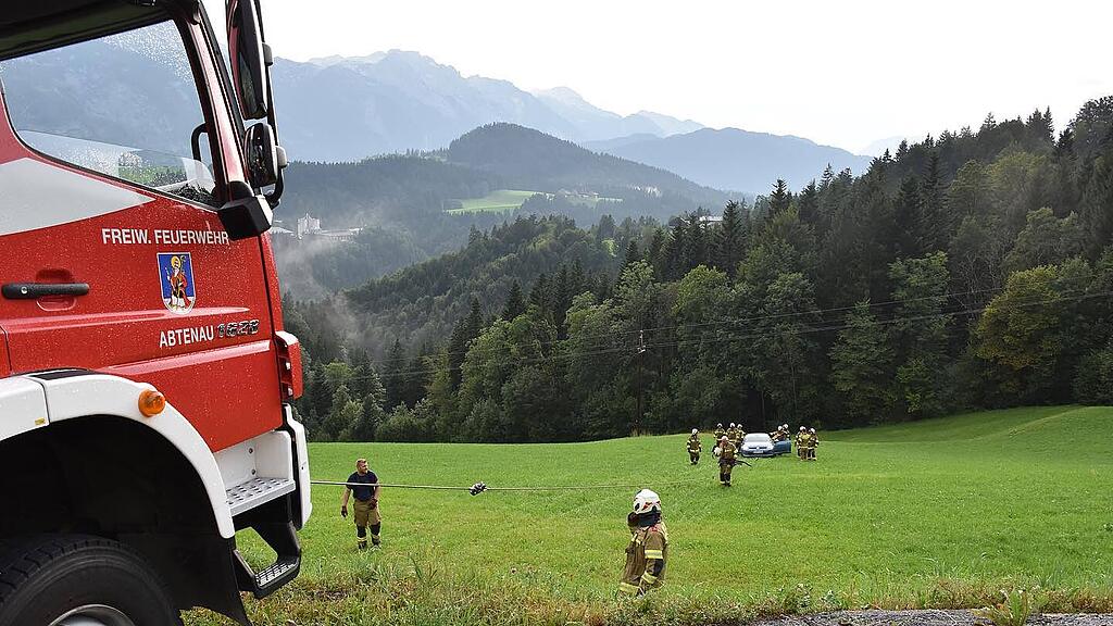 Auto rollt in Abtenau über steile Wiese