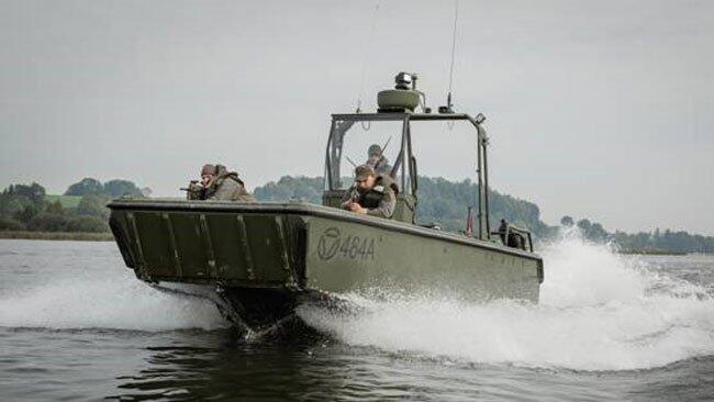Das Arbeits- und Transportboot fährt mit bis zu 60 km/h übers Wasser.