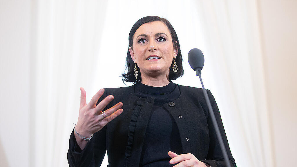 Energieministerin Köstinger setzt auf dezentrale Energiewende