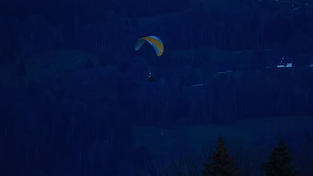 Paragleiter über der Festung