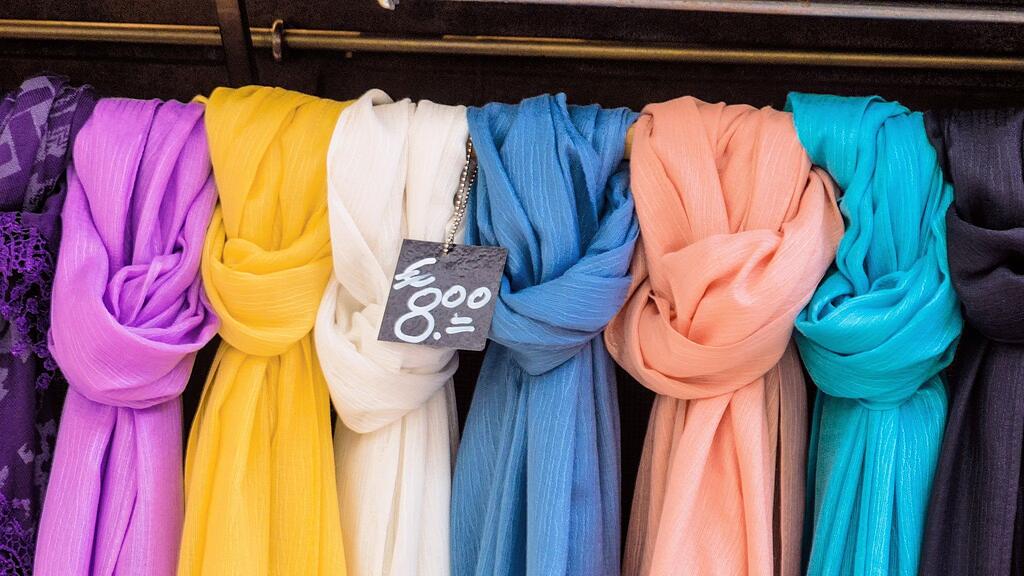Die Accessoires in diesem Sommer werden bunt und kontrastreich.