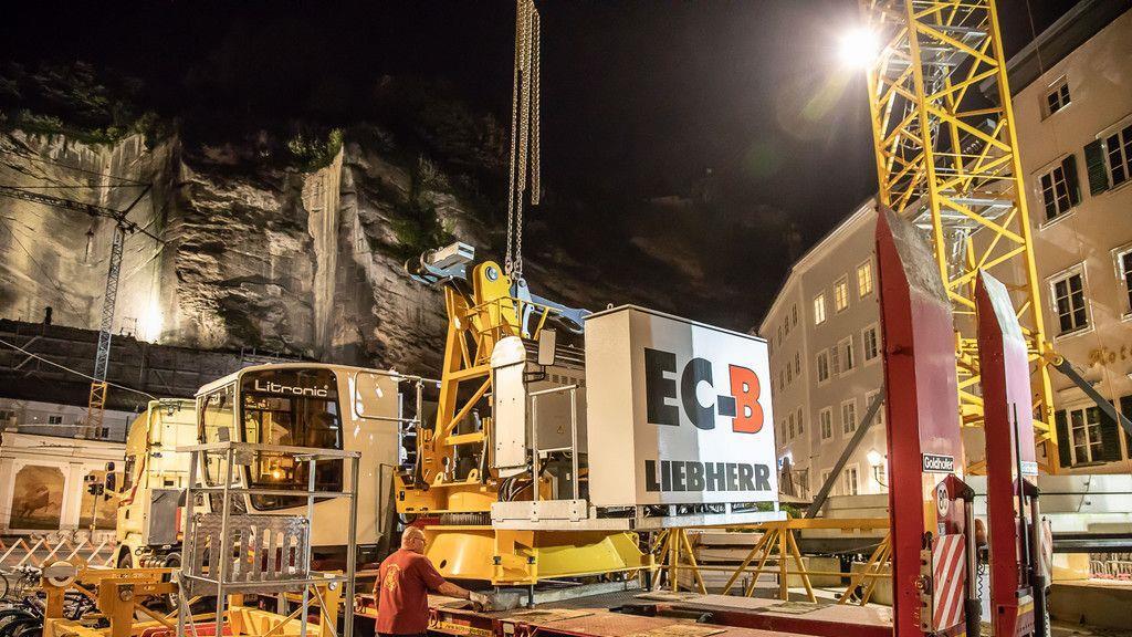 Goldener Hirsch: Spezialkran errichtet
