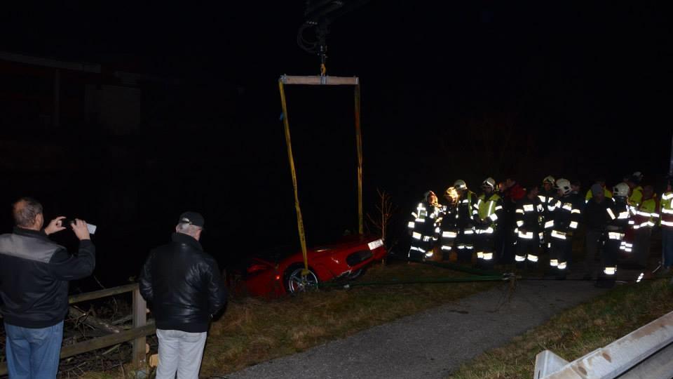 Ferrari aus Kärntner Teich geborgen