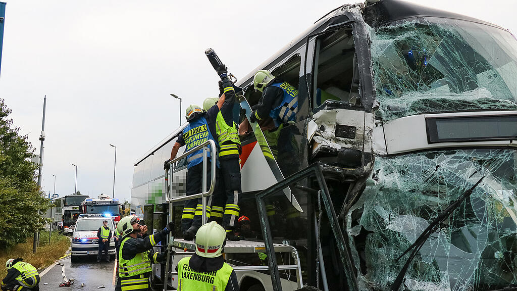 Unfall mit zwei Doppeldecker-Reisebussen