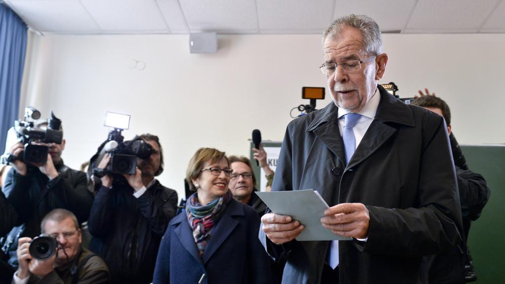 Kandidaten geben ihre Stimme ab