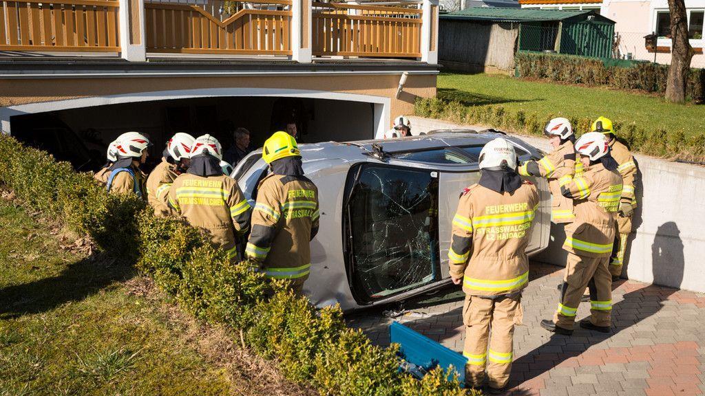 Auto stürzt von Grageneinfahrt