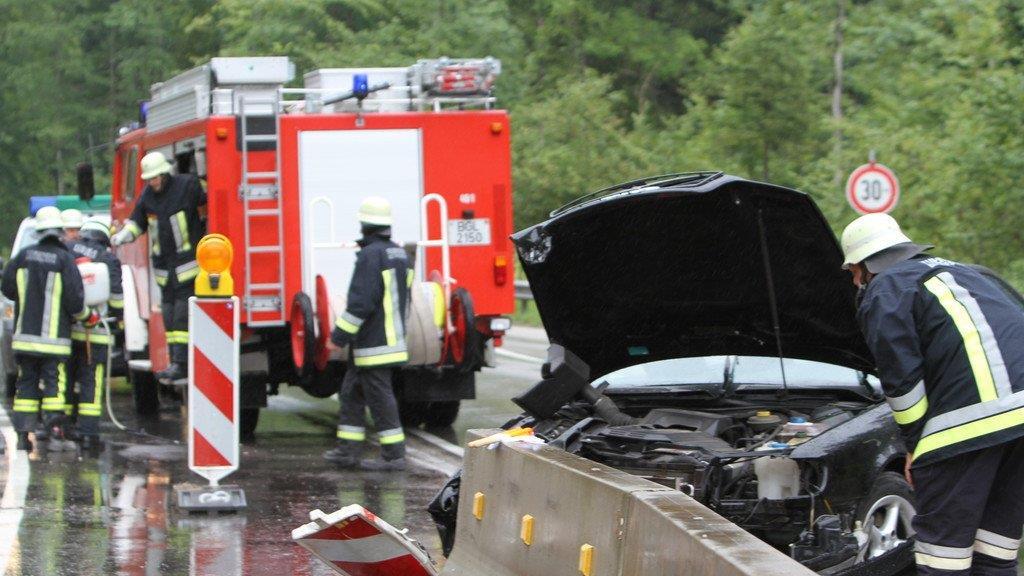 Pkw prallt in Betonleitwand