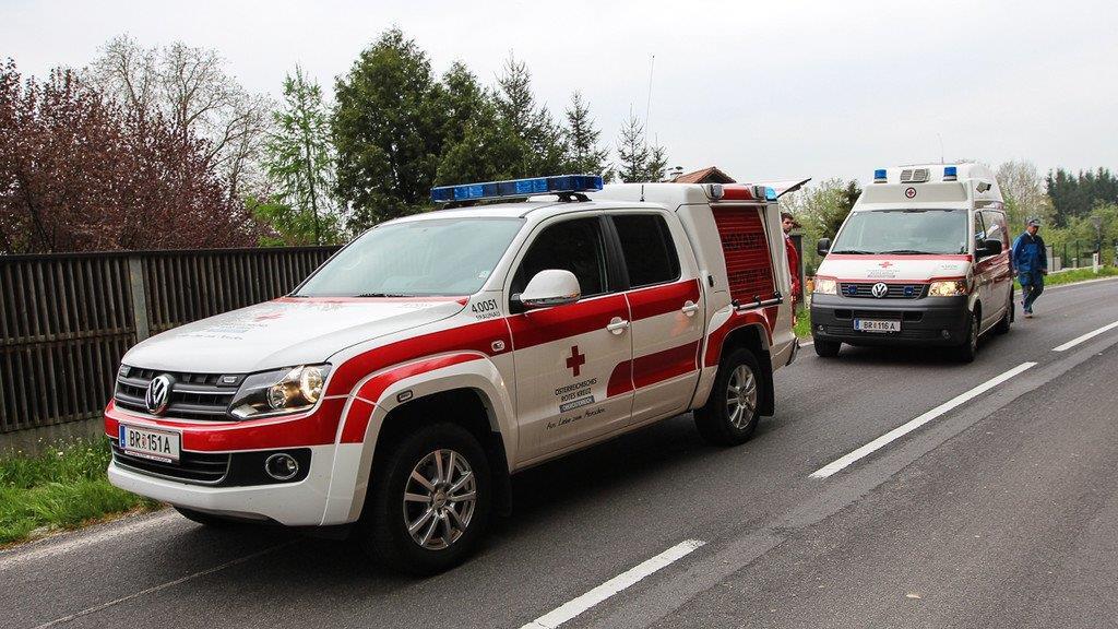 Biker schlittert unter Lkw