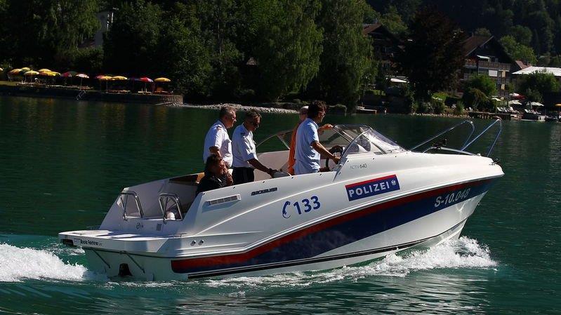 Polizeiboot im Wasser