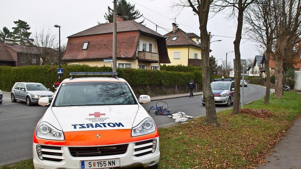 Fahrradfahrer kollidiert mit Pkw in der Stadt Salzburg: Schwer verletzt