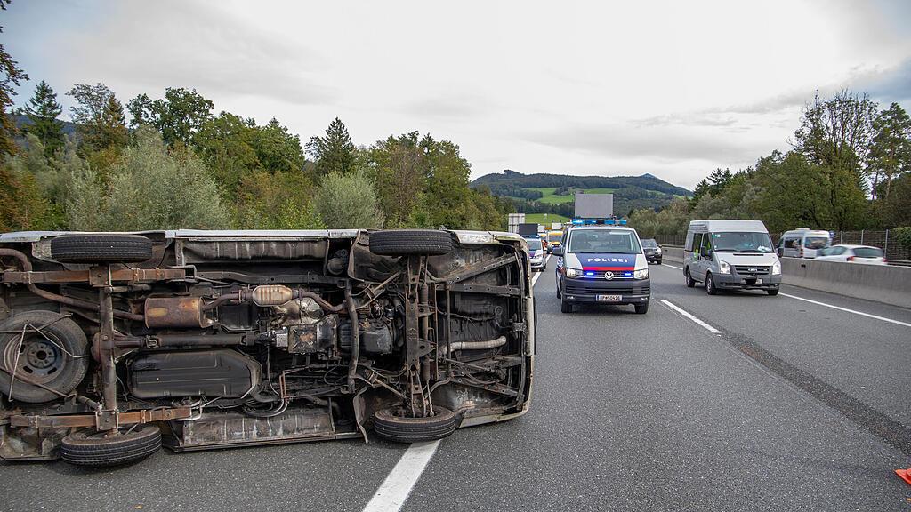 Verkehrsunfall A10 Puch: Kleinbus umgestürzt