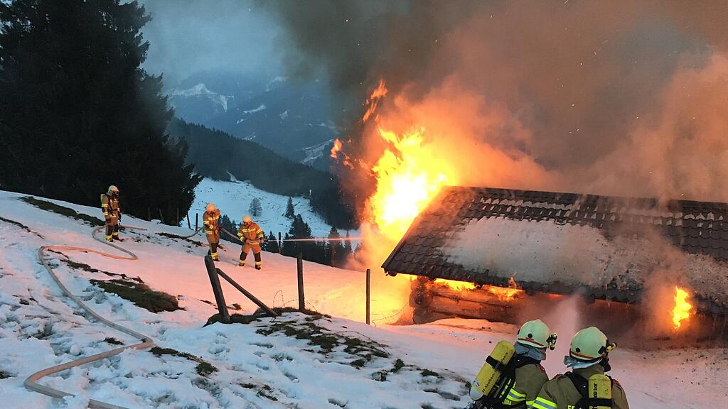 Die alte Ederalm steht in Vollbrand.