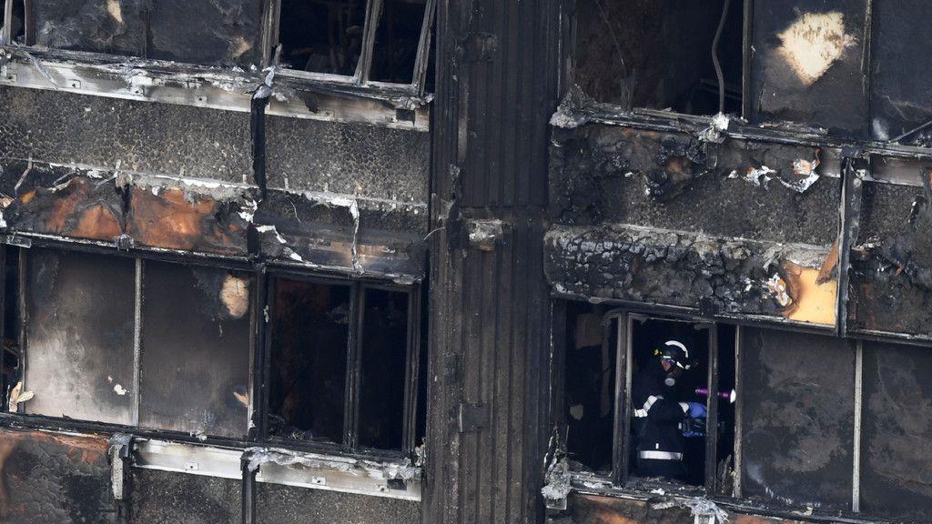 Brand in Londoner Hochhaus: Tiefe Trauer, Einsatz geht weiter