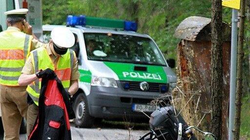 Biker prallt in Baum