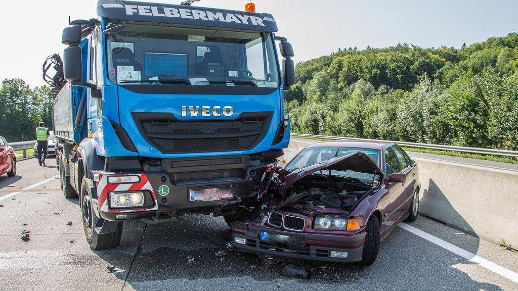 Unfall mit drei Fahrzeugen bei Salzburg-Nord