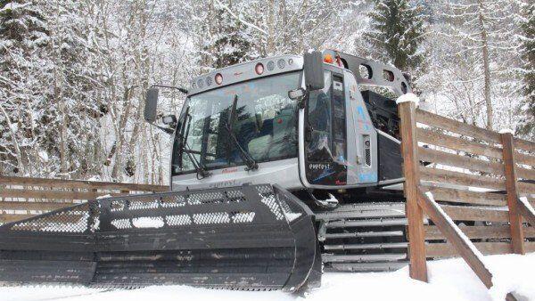 Der Fahrer der Pistenraupe habe die Skifahrer übersehen.