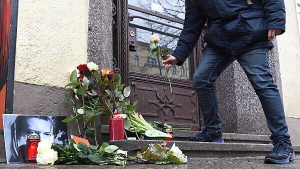 Fan-Gedenken vor Bowies früherer Berliner Wohnadresse Hauptstraße 155