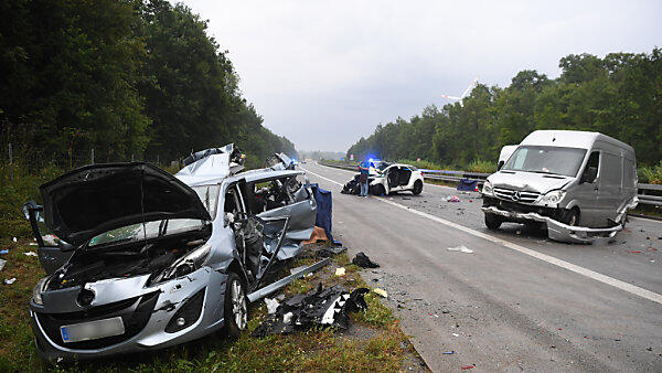 Zehn Fahrzeuge kollidierten auf der A81 nahe Heilbronn