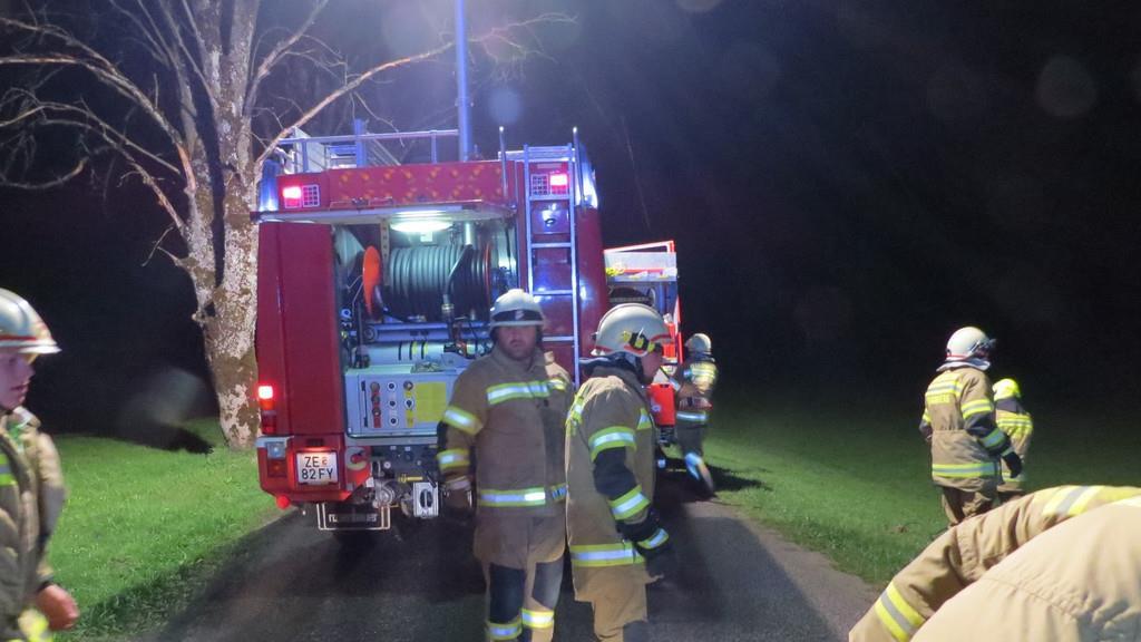 Auto knallt in Bramberg gegen Baum