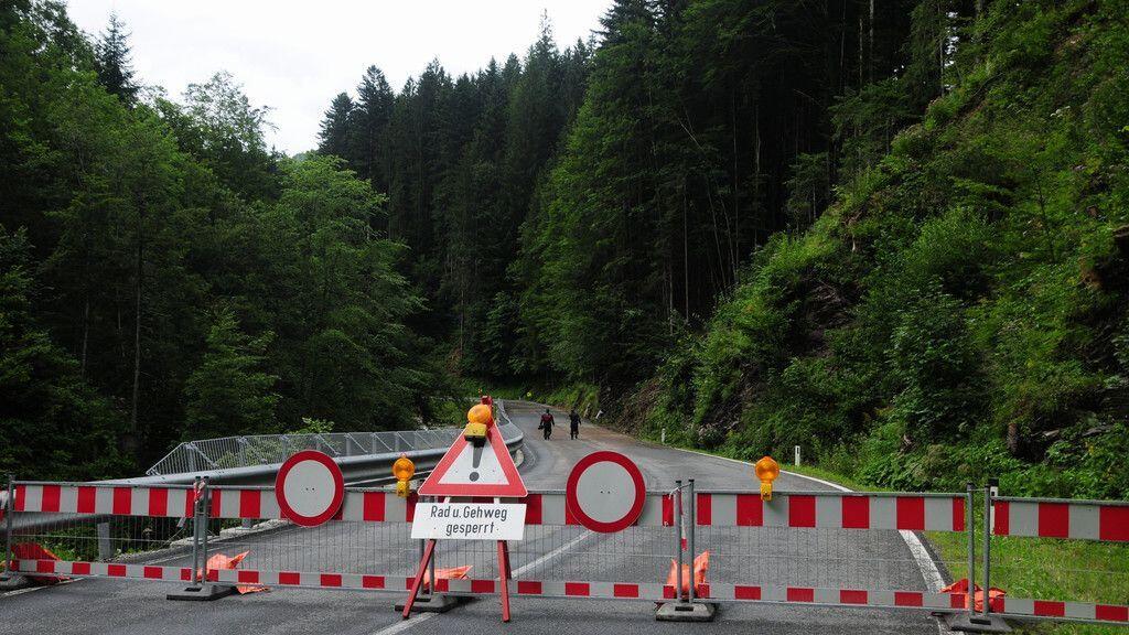 Die Pass Gschütt Straße musste schon Anfang August von Vermurungen befreit werden.