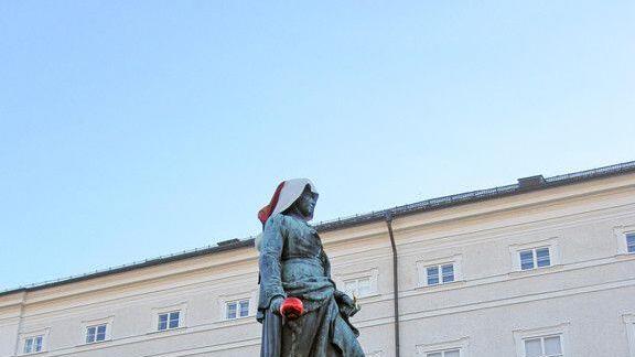 Mozartstatue als Weihnachtsmann