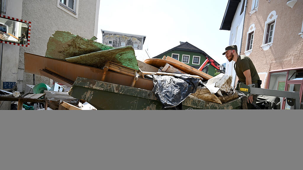 Aufr\u00e4umarbeiten Hallein nach Hochwasser