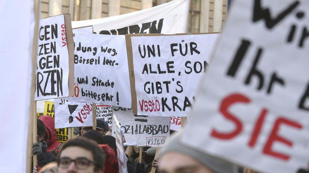 Demonstration gegen neue ÖVP/FPÖ-Regierung in Wien