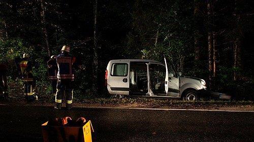 Pkw kracht in Baum