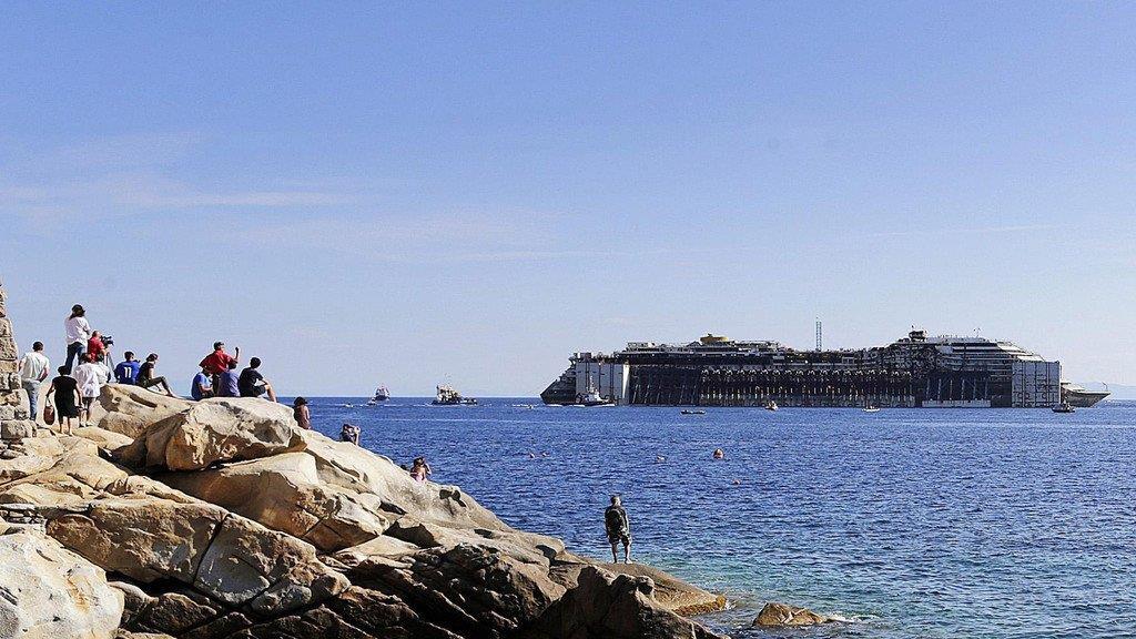 Costa Concordia verlässt Giglio