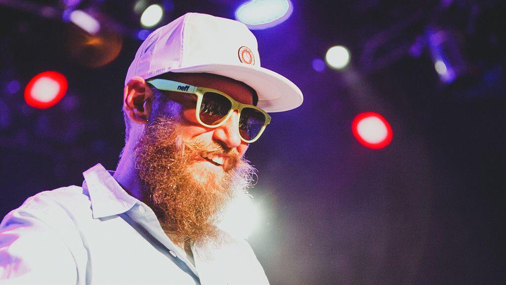 Der Rapper mit dem Rauschebart und Sonnenbrille brachte am Donnerstag seine Freunde mit ins Rockhouse.