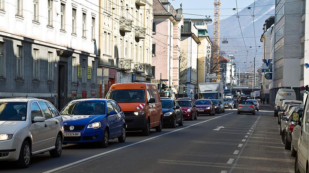 Stau im Berufsverkehr gehört in Salzburg zum Alltag vieler Pendler.