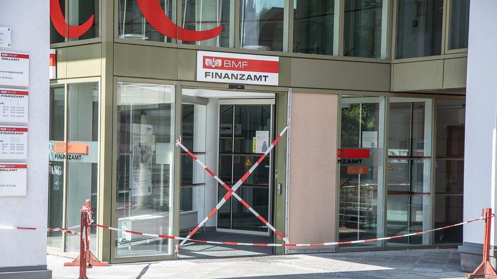 Eingang beim Finanzamt verwüstet