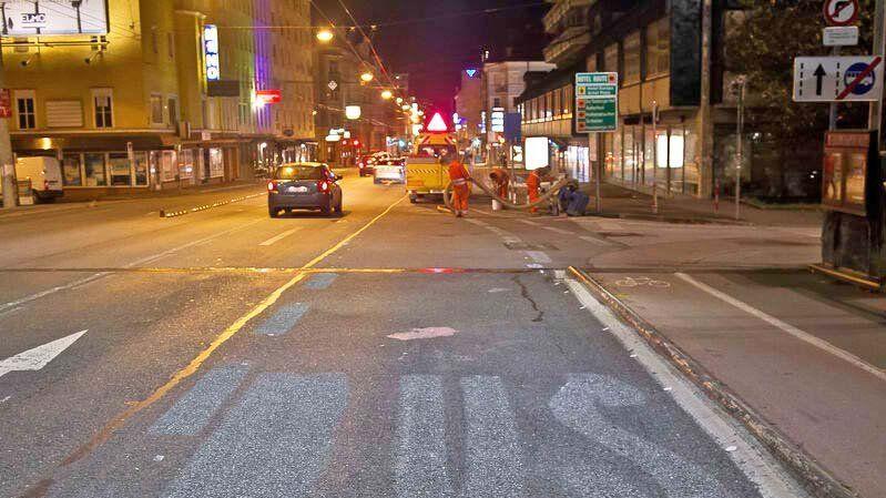 Mit einer Kugelstrahlmaschine wurden die Markierungen der alten Busspur von der Fahrbahn entfernt.