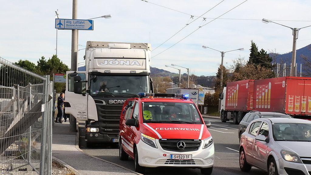 Lkw  steckt in Flughafenunterführung