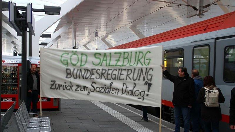 Salzburger Demonstranten am Weg nach Wien