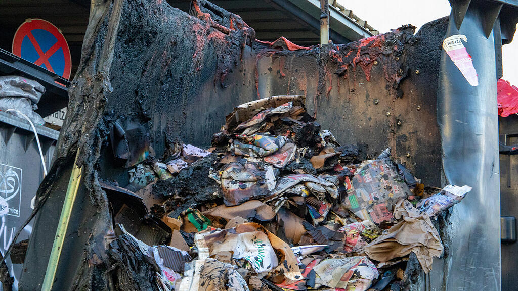 M\u00fclleimer gesprengt und Altpapiercontainer in Brand gesetzt