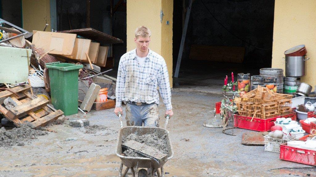 Aufräumarbeiten in Hüttau